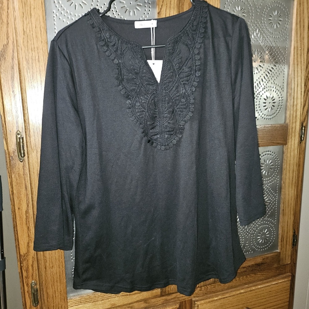 Ladies Black Boho Top. Detailed V Neck.. 3/4 Sleeves. Rounded Hem.